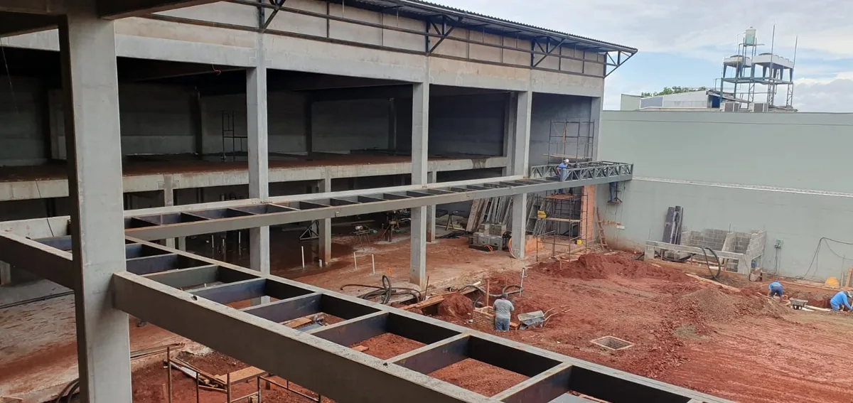 Vigas metálicas instaladas em galpão comercial em construção