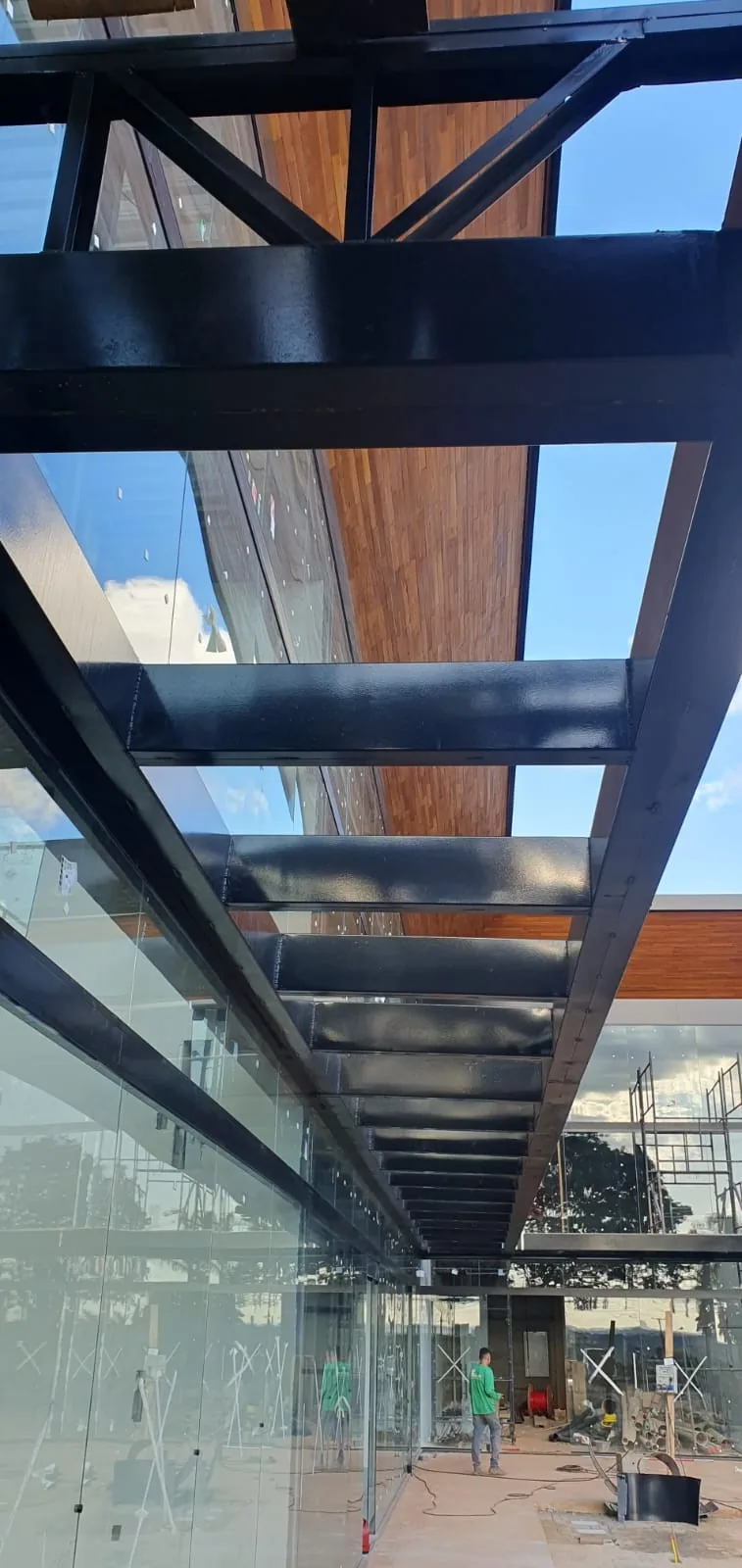 Estrutura metálica preta de cobertura em fachada moderna
